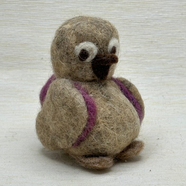 Kleiner Vogel mit rosa Rucksack