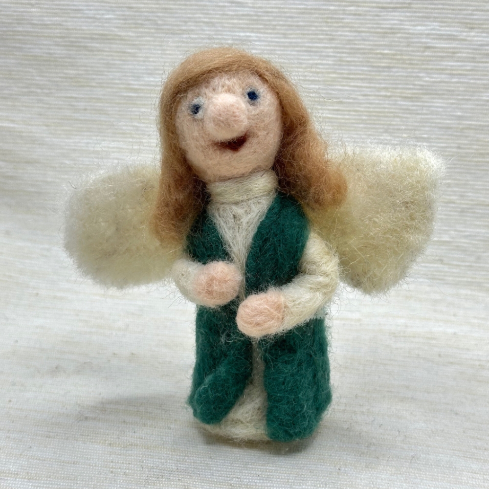 Engel mit weißem Kleid und dunkelgrüner Weste