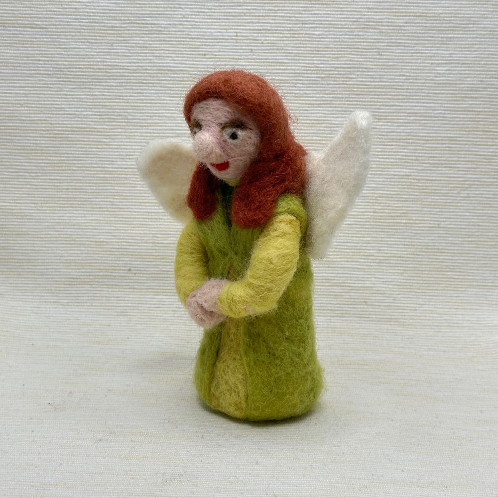 Engel mit gelb-grünem Gewand