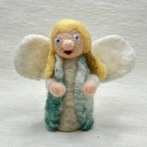 Kleiner Engel, weisses Kleid, gruenmelierte Weste