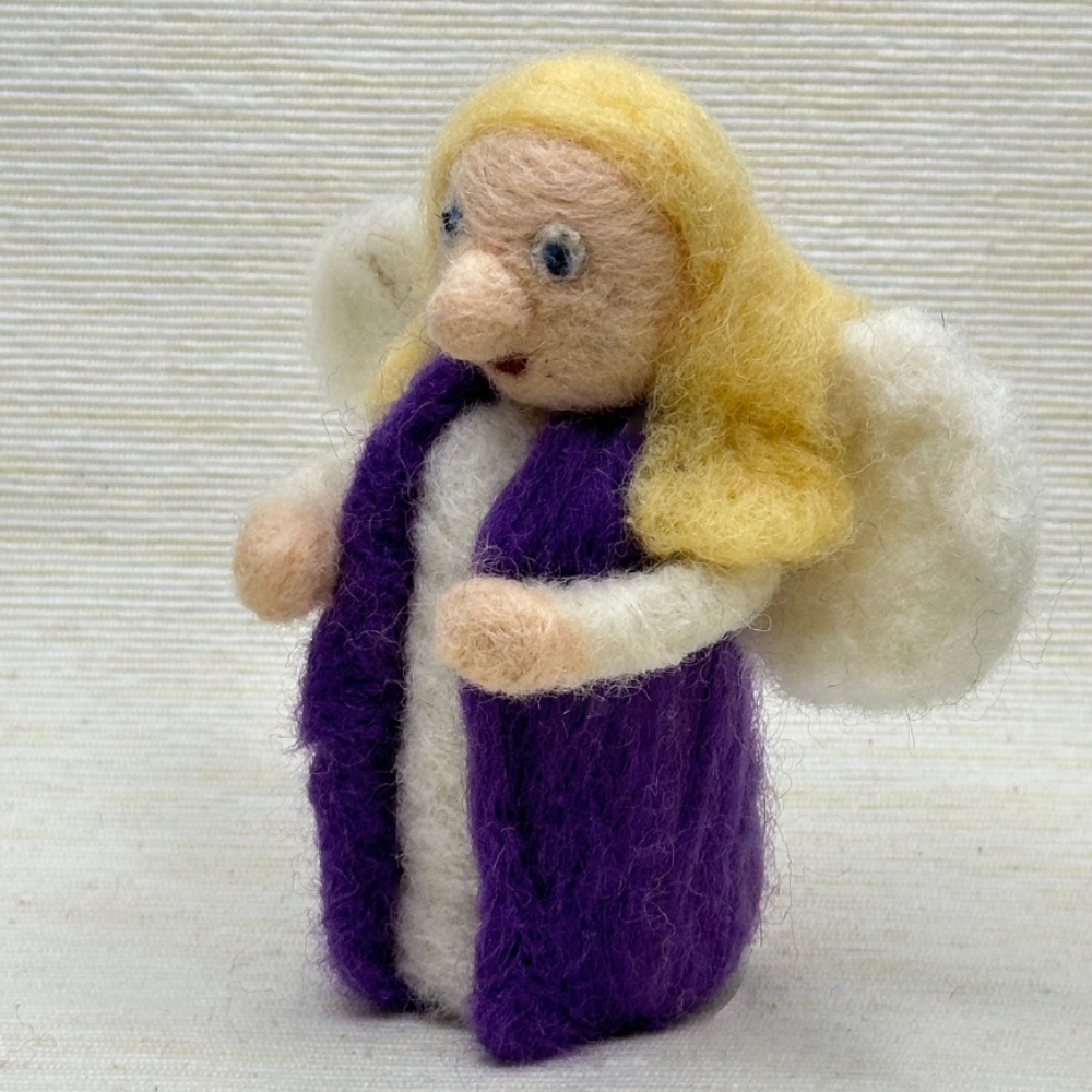 Ein kleiner Engel mit einem weiß-violetten Gewand