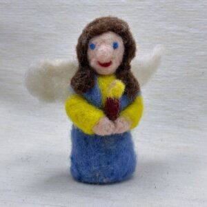 Engel mit blau-gelben Gewand und roter Kerze