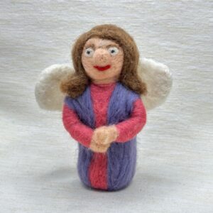 Kleiner Engel, aus gefärbter Schafwolle handgefilzt.