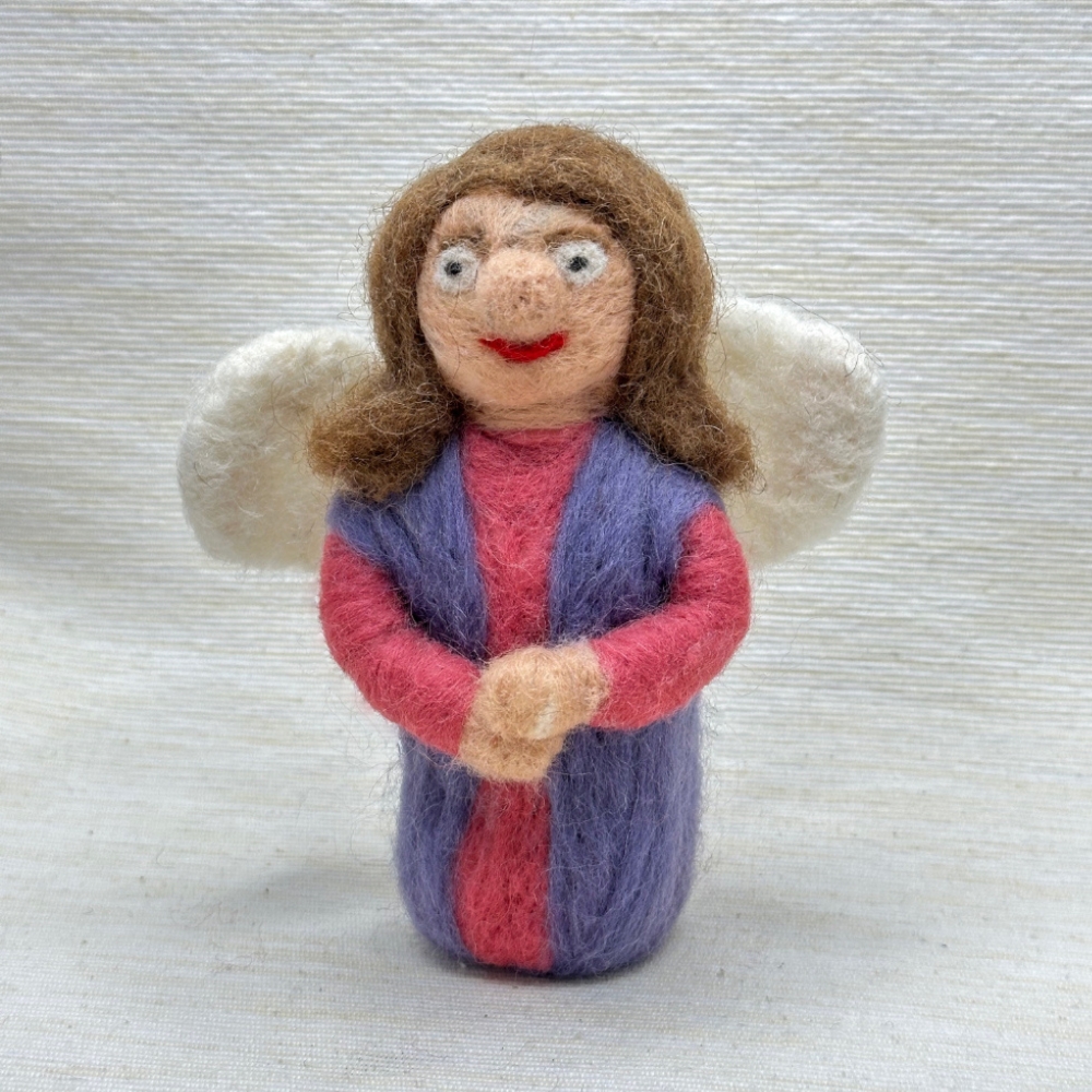 Kleiner Engel, aus gefärbter Schafwolle handgefilzt.