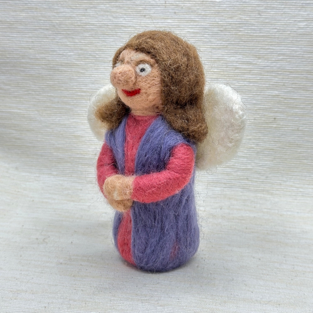 Kleiner Engel, aus gefärbter Schafwolle handgefilzt.