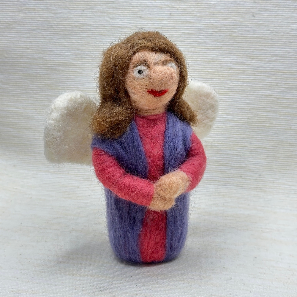 Kleiner Engel, aus gefärbter Schafwolle handgefilzt.
