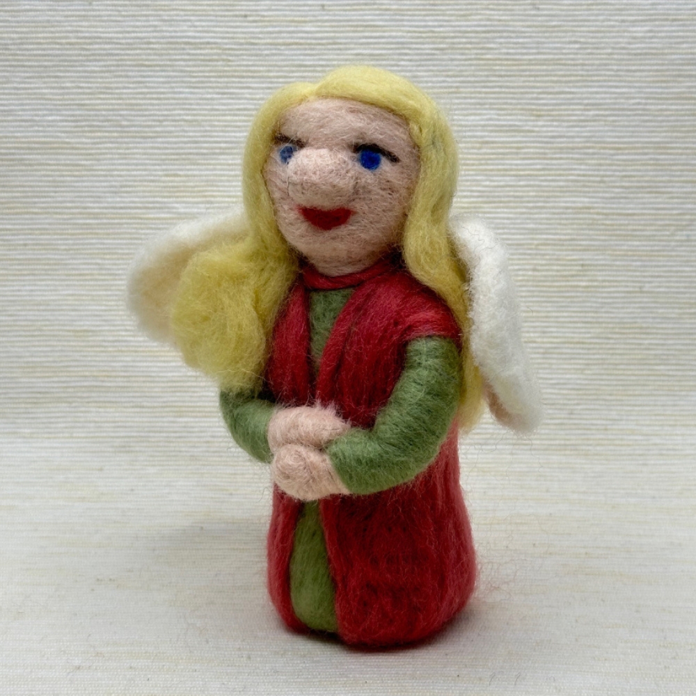 ein kleiner pink farbiger und grüner Engel