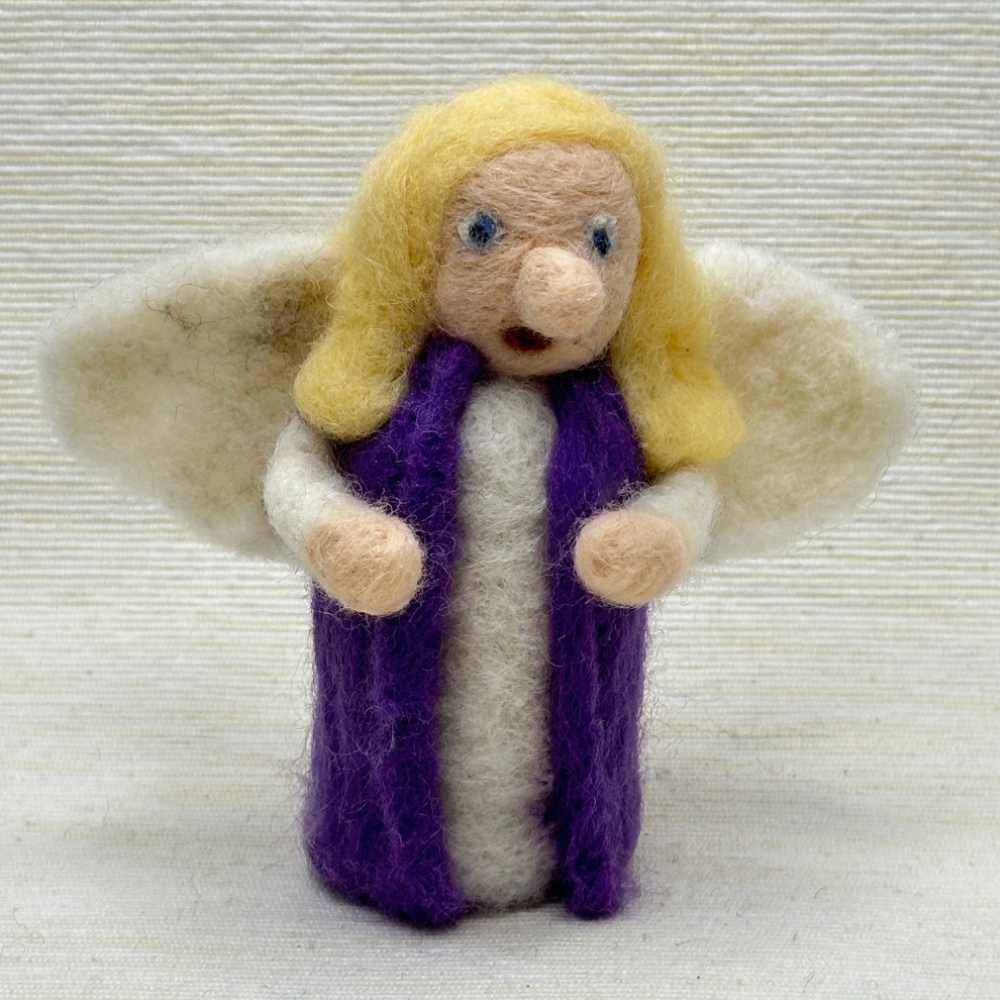 Kleiner Engel mit weiss-violettem Gewand